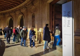 Colas para acceder al Museo de Bellas Artes de Granada.