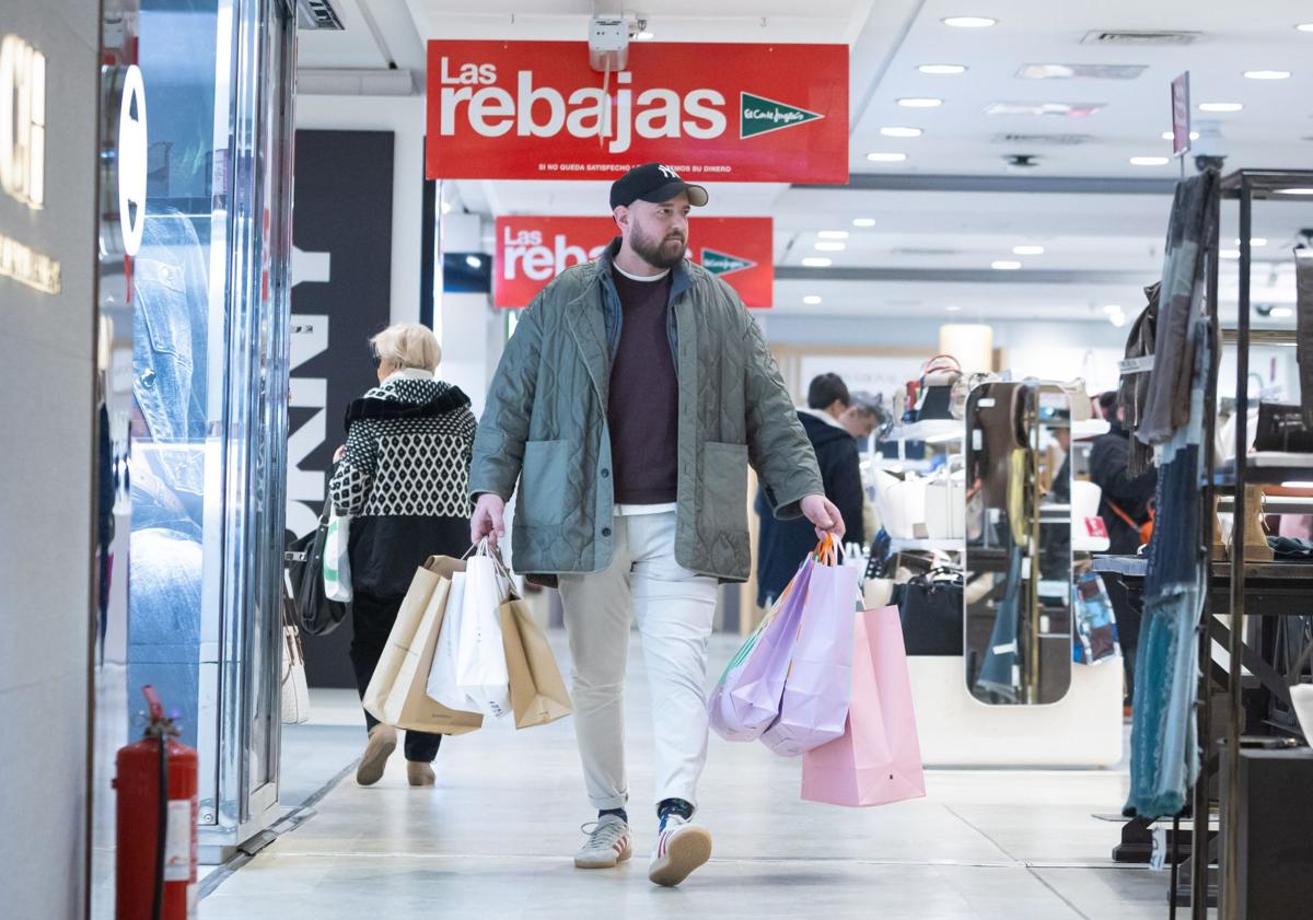 Imagen principal - Diversas escenas que dejaron las jornadas de rebajas que comenzaron este martes día 7 de enero.