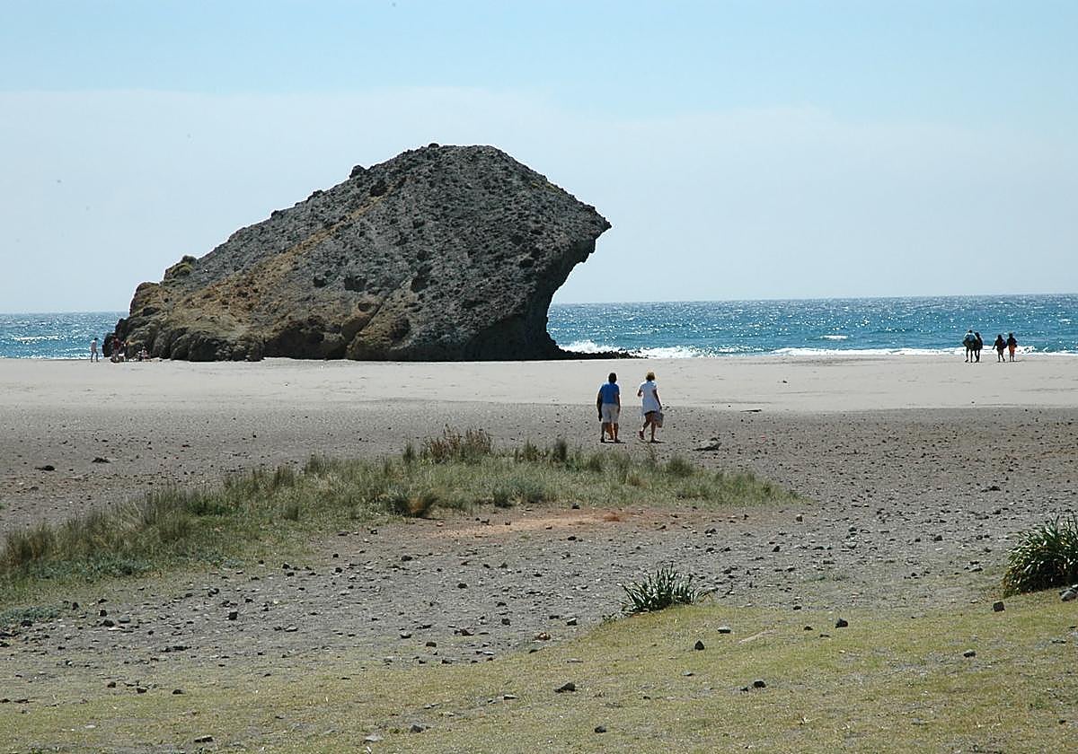 Las dunas de Mónsul y Los Escullos se preservarán con nuevos senderos delimitantes y carteles