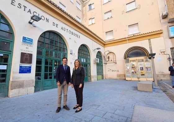 Agustín González y Carmen Colmenero (PP) en la presentación del centro de ocio.