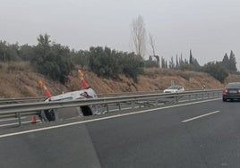 El vehículo accidentado quedó encajado entre dos quitamiedos.