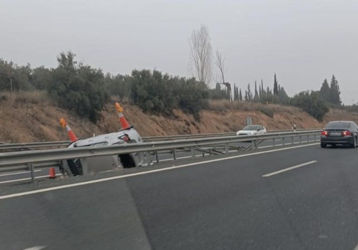 El vehículo accidentado quedó encajado entre dos quitamiedos.