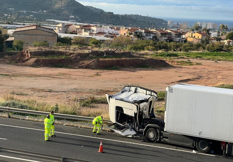 Uno de los camiones accidentados en la A-7.