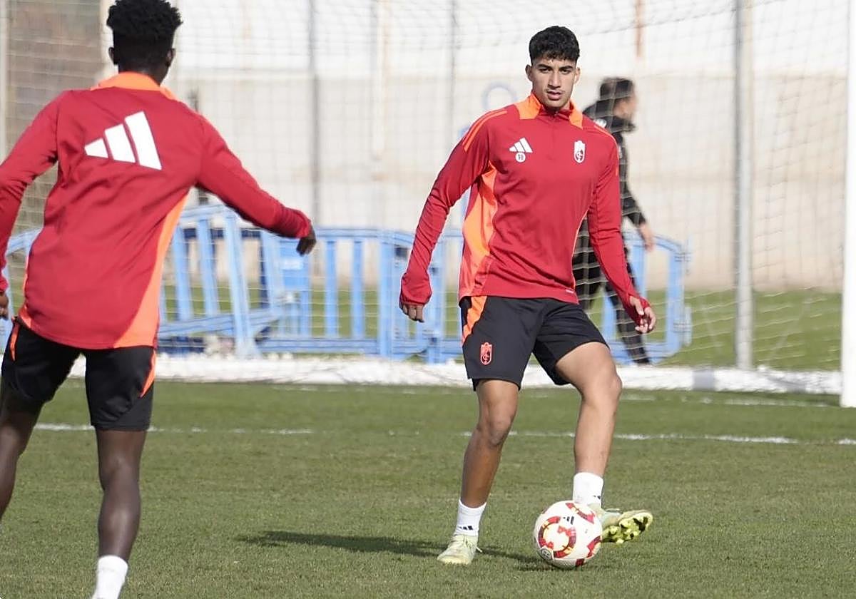 Oussama Boukir juega un balón en un entrenamiento.