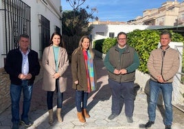 La alcaldesa de Gualchos-Castell de Ferro, Toñi Antequera junto a Rafael Caballero.