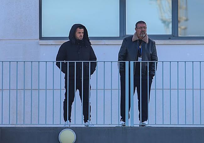 A la derecha, el padre de Myrto Uzuni, junto a otro familiar, ayer en la Ciudad Deportiva.