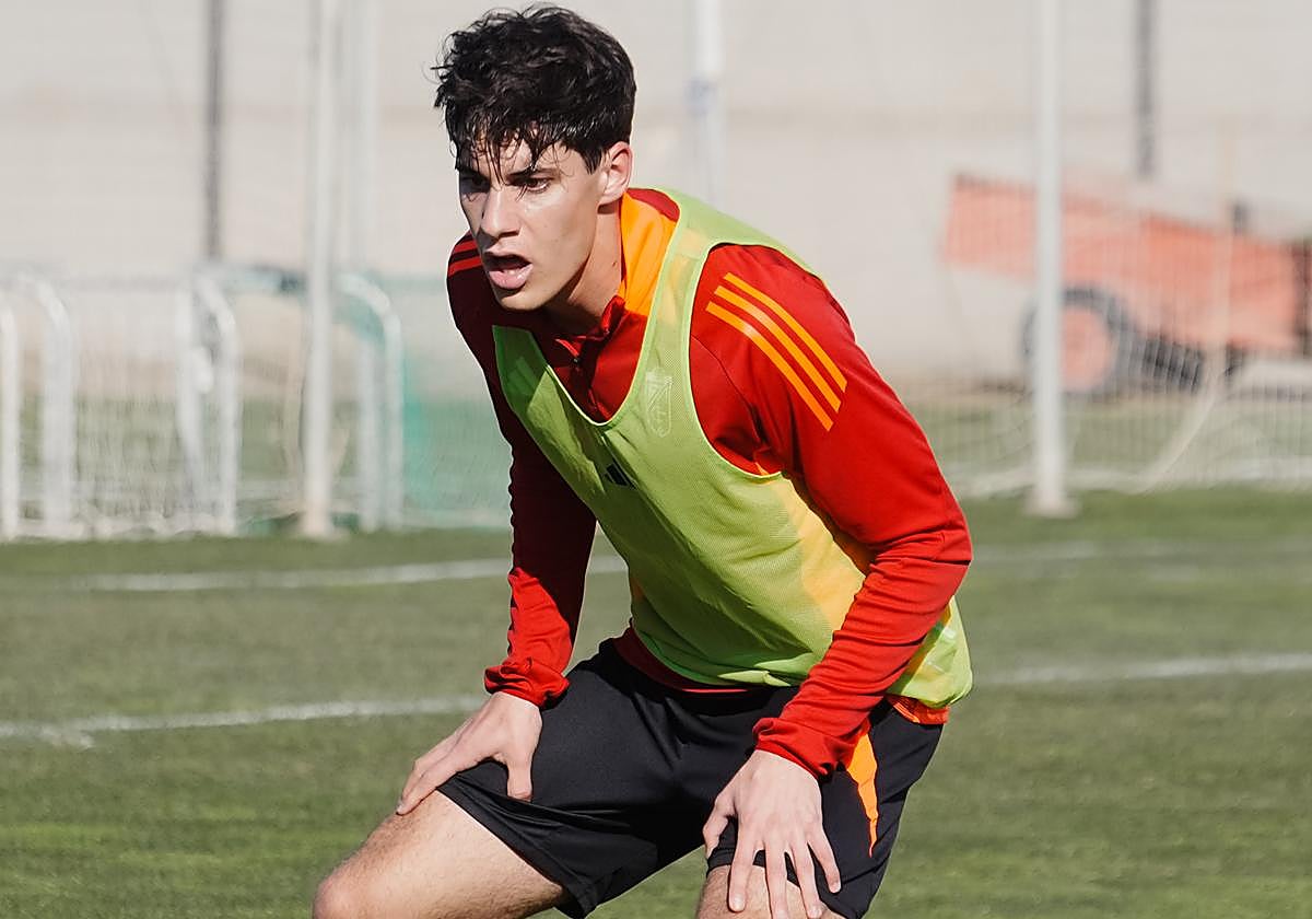 El flamante fichaje Tito entrena con el Recreativo.