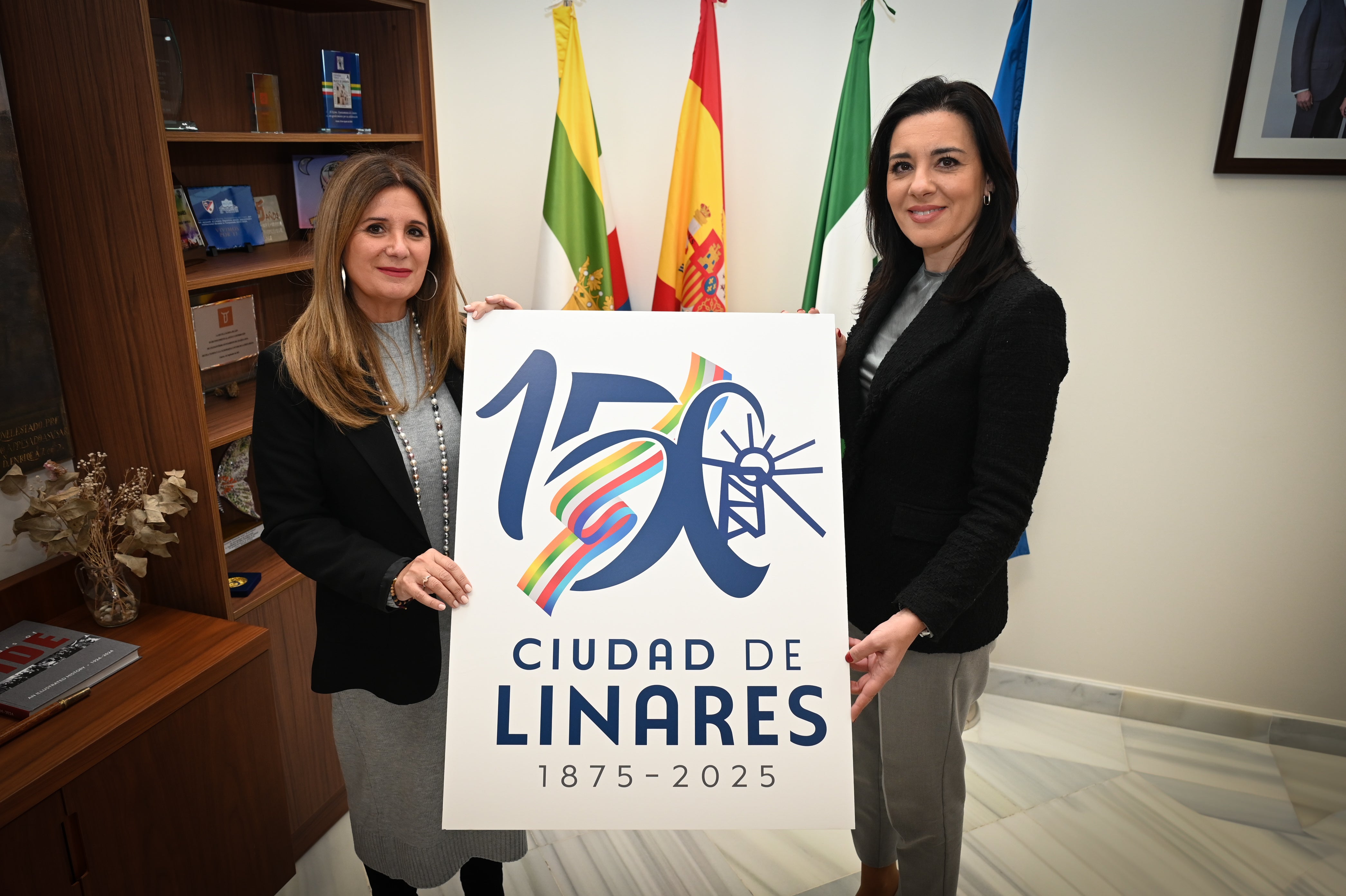 Auxi del Olmo y Susana Ferrer muestran el logotipo diseñado para los 150 años como ciudad de Linares.