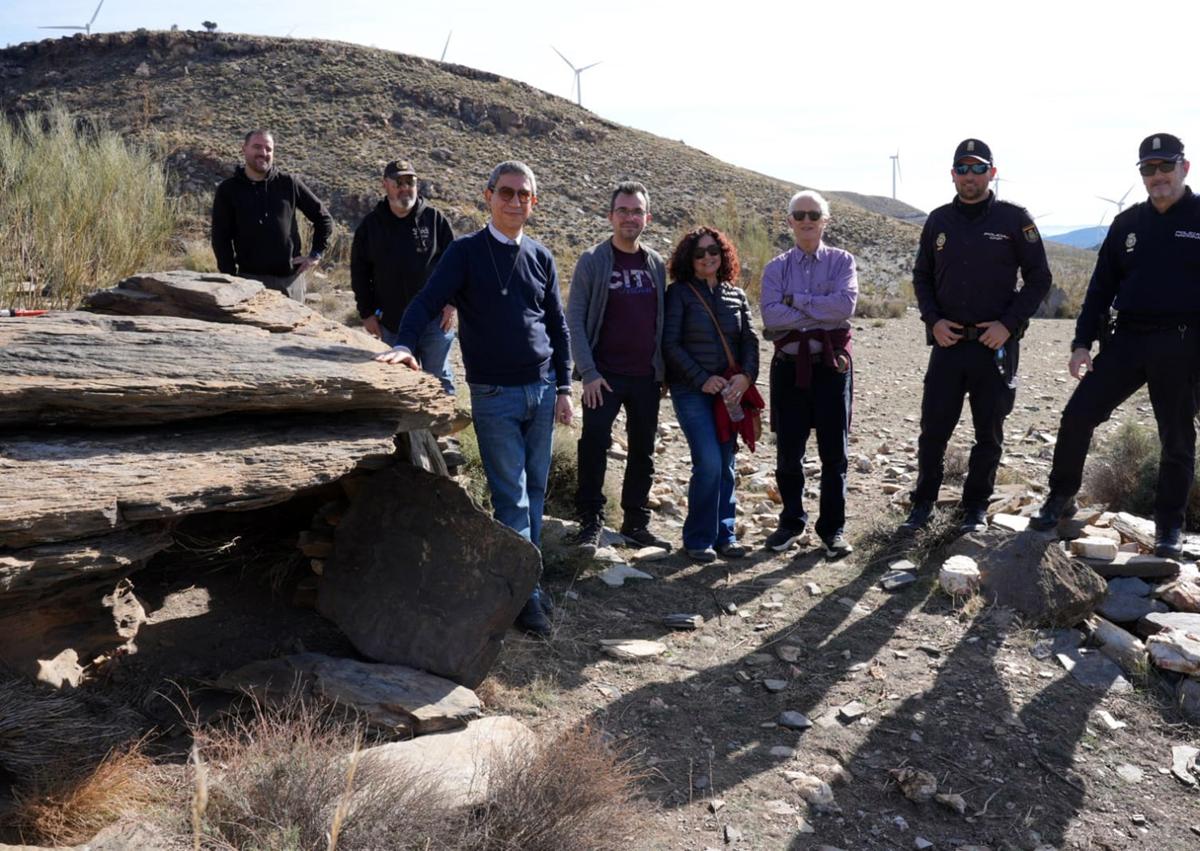 Imagen secundaria 1 - Amigos de la Alcazaba y Argárica ponen luz sobre &#039;La Estela de Escúllar&#039; y piden una investigación para descifrar sus escrituras