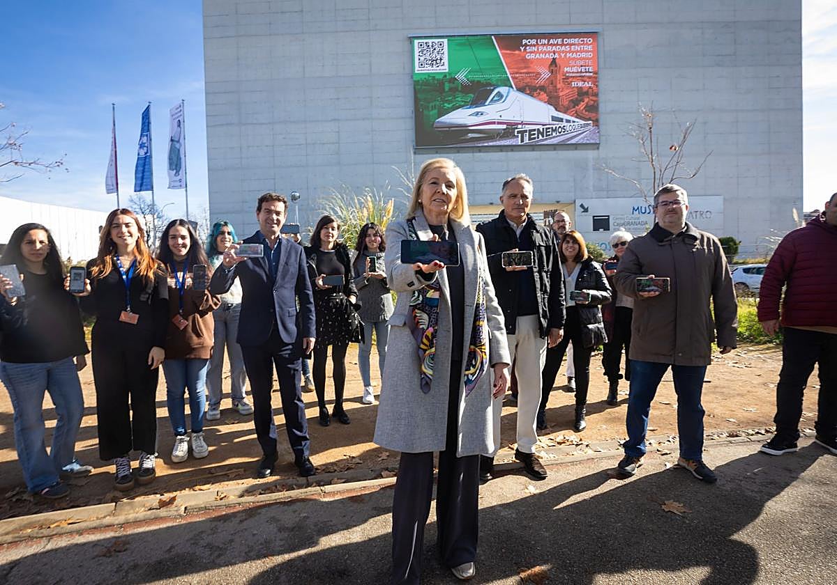 Trabajadores de la Fundación CajaGranada, con Elena Martín Vivaldi a la cabeza, firman la petición