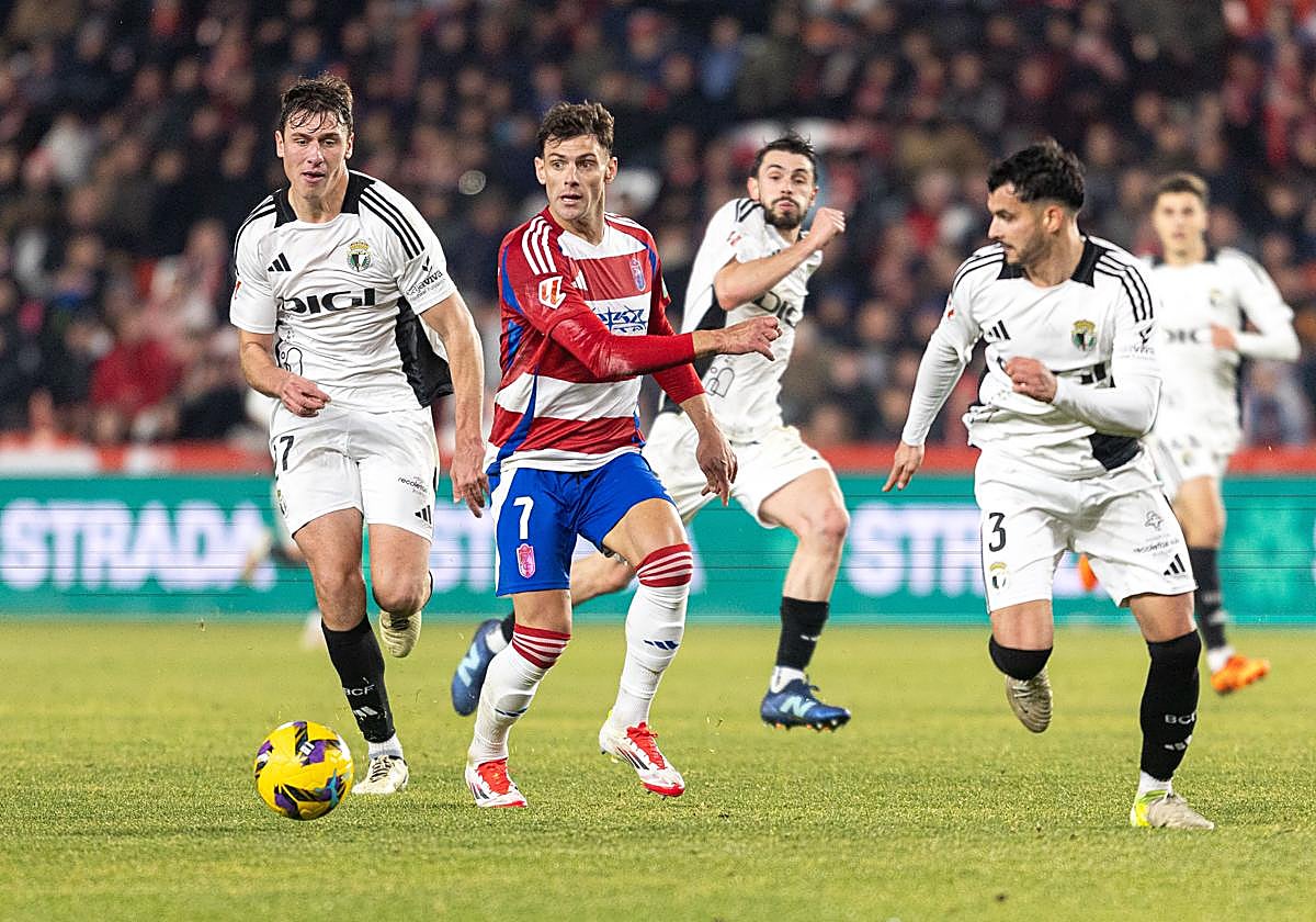 El rojiblanco Lucas Boyé pasa la pelota a la banda en mitad de un ataque.