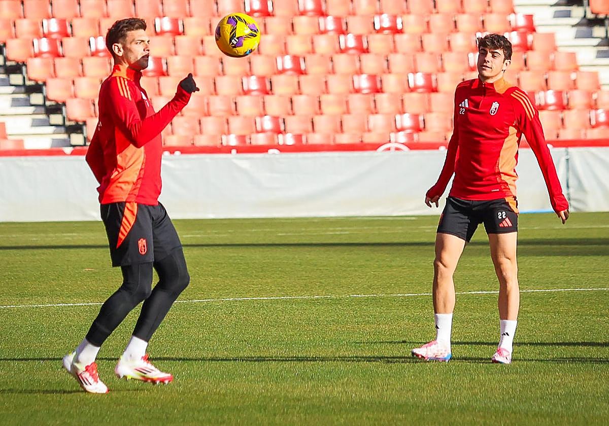 Lucas Boyé juega un balón durante el último entrenamiento del equipo.