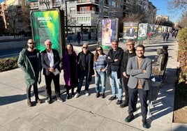 Fernando Franco, Antonio Segovia, Erika Martínez, Benito Zambrano, Sandra Romero, Manuel Sicilia, Domingo Sánchez-Mesa y Antonio Arenas, en la exposición de cine andaluz, en la Avenida de Constitución.