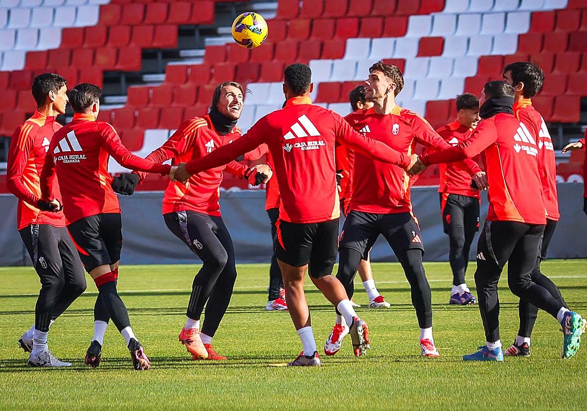Los futbolistas del Granada mantienen un balón sobre el aire en corro durante el último entrenamiento.