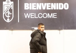 Myrto Uzuni, a su llegada a la entrada principal del estadio de Los Cármenes.