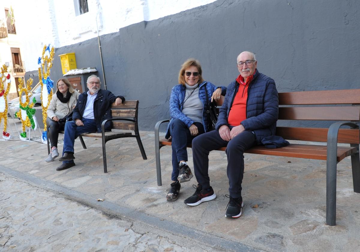 Un pequeño pueblo granadino instala 30 bancos para ampliar las zonas de descanso de sus mayores.