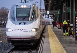 Tren AVE en la estación de Andaluces en Granada.