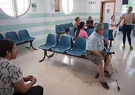 Pacientes esperan a ser atendidos por su médico de familia en un centro de salud de Granada.