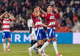 Lucas Boyé, Miguel Rubio y Shon Weissman al fondo lamentan una ocasión perdida.