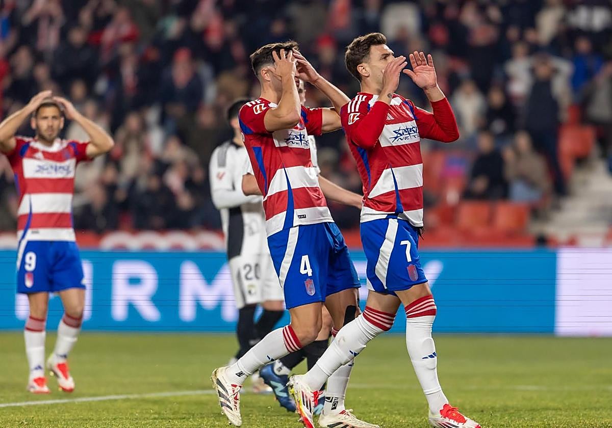 Lucas Boyé, Miguel Rubio y Shon Weissman al fondo lamentan una ocasión perdida.