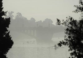 Puente de San Telmo cubierto por la niebla.