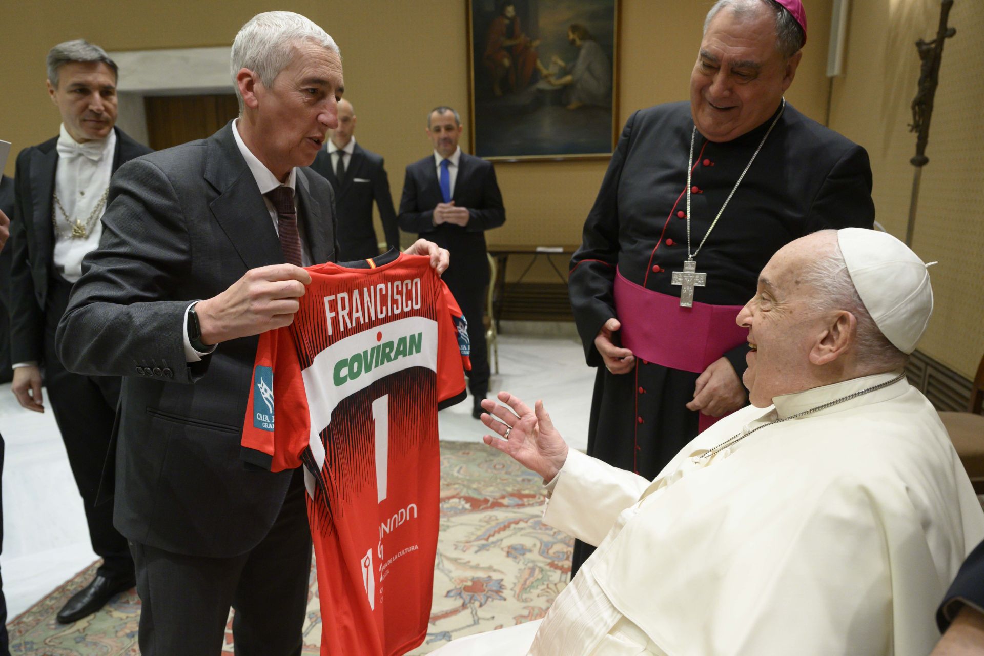 Fernando Bailón entrega la camiseta del Covirán al Papa.