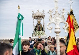 La Virgen del Mar transmite una gran amalgama de sentimientos a su paso por Torregarcía, cómo le ocurrió a Mariola Martín.