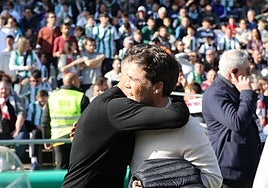 Rubi abrazando a Iván Ania, entrenador del CórdOba antes del derbi. Agencia lof