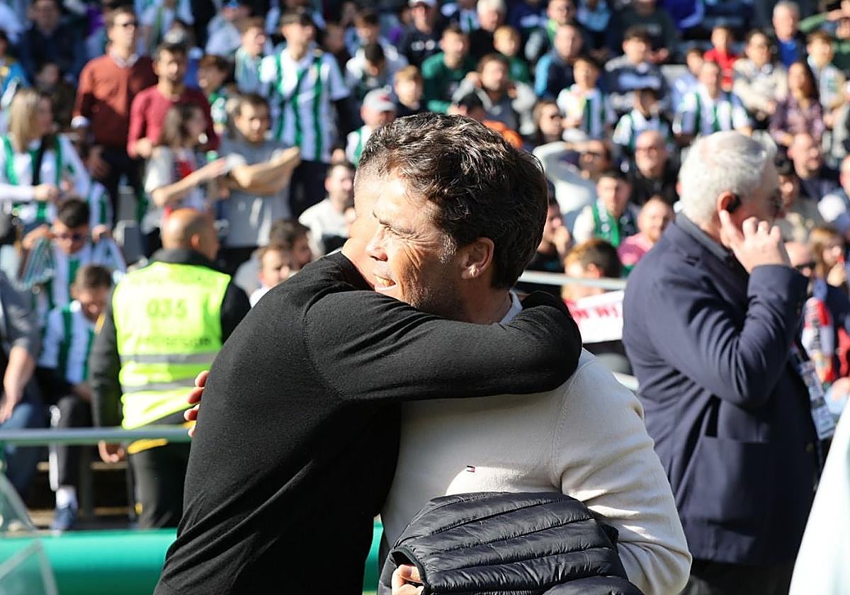 Rubi abrazando a Iván Ania, entrenador del CórdOba antes del derbi. Agencia lof