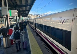 AVE parado en la estación de Granada.