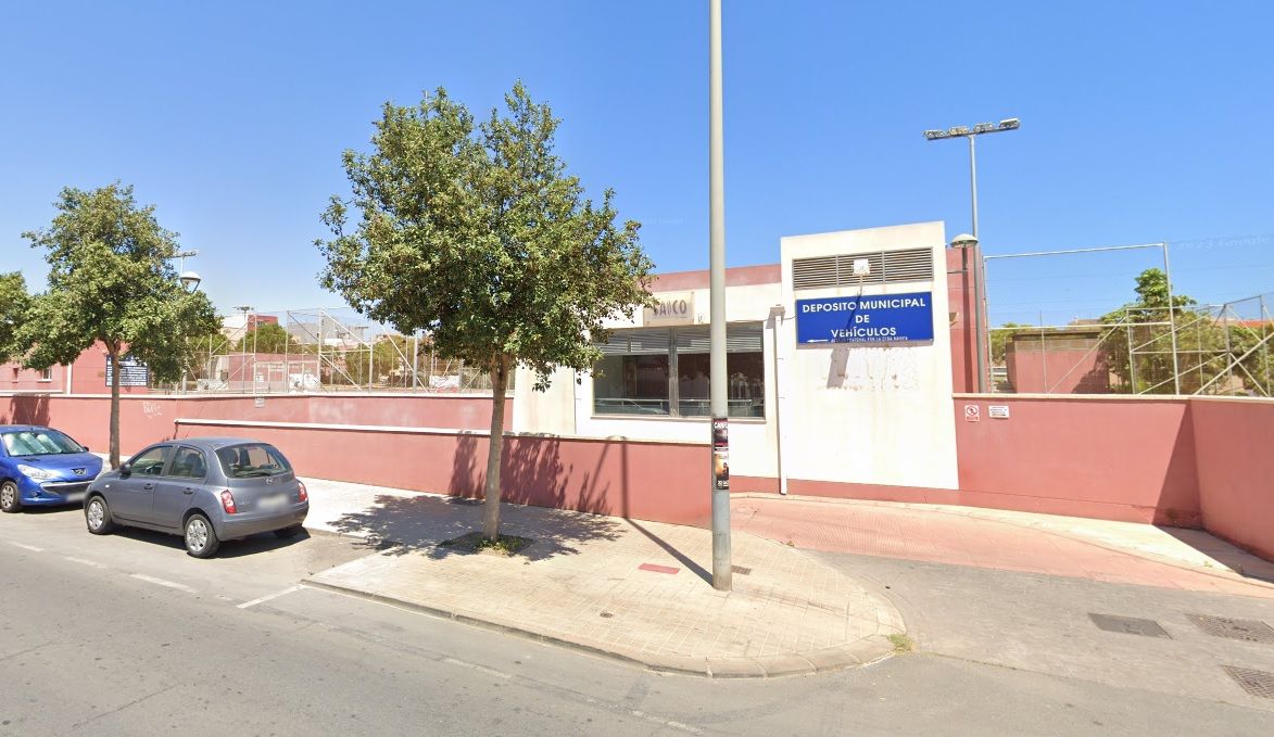 Exterior del Depósito Municipal de Vehículos de Almería.