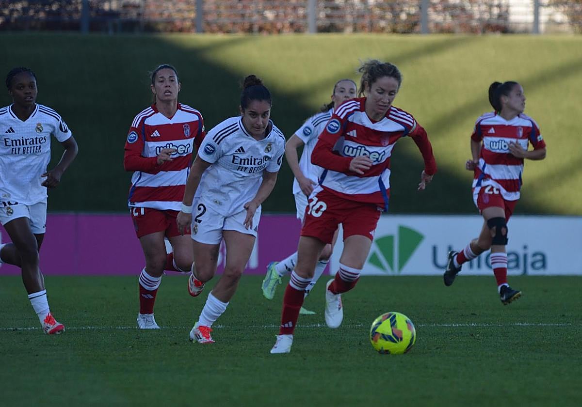 La capitana Lauri emprende una conducción perseguida por las futbolistas del Real Madrid.