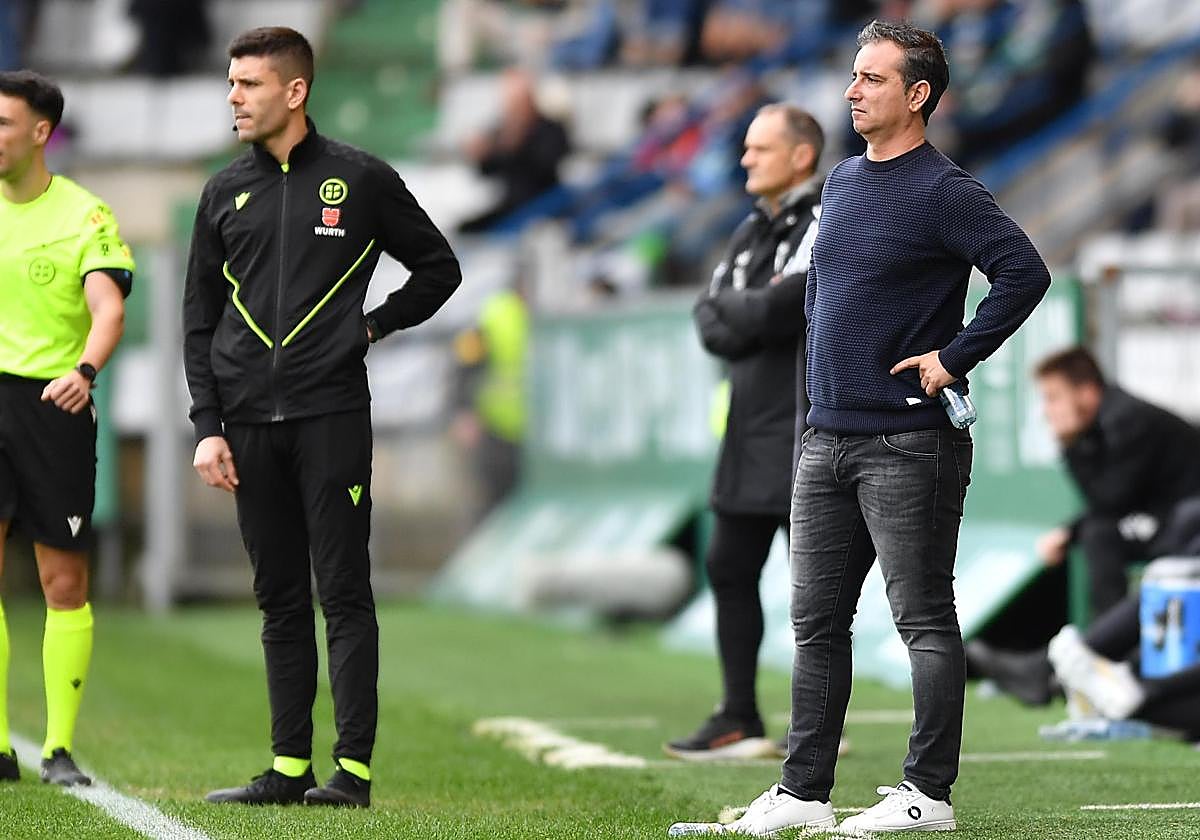 Jandro contempla con gesto contrariado el partido de su equipo en Ferrol.