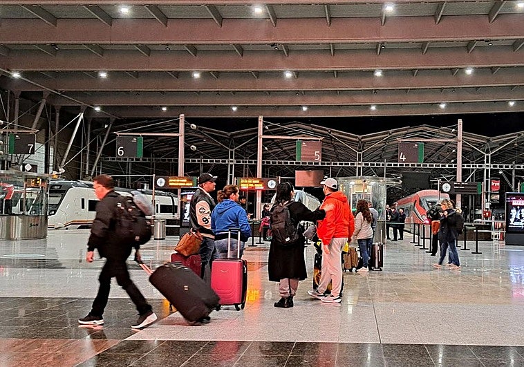 Andenes de la estación María Zambrano a primera hora.