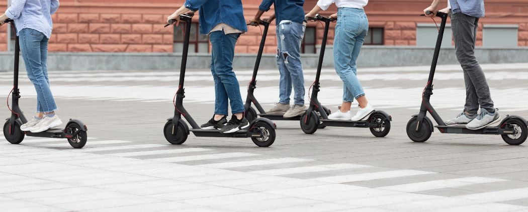 Tráfico tramita en Almería 457 denuncias por circular por vías interurbanas con patinetes eléctricos en 2024