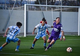 Migue García, rodeado de jugadores del Atlético Malagueño durante una acción del partido disputado en tierras malagueñas.