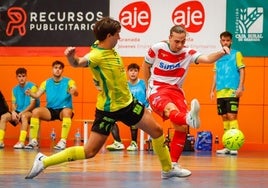 Disparo de un jugador del Sima Granada en un partido anterior.