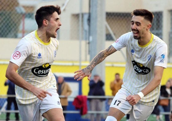 Utrilla y Josema celebran uno de los goles del Huétor Tájar.