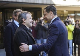 El alcalde de Jaén, Julio Millán, y el presidente de la Junta, Juanma Moreno, en su primer encuentro tras la moción de censura.