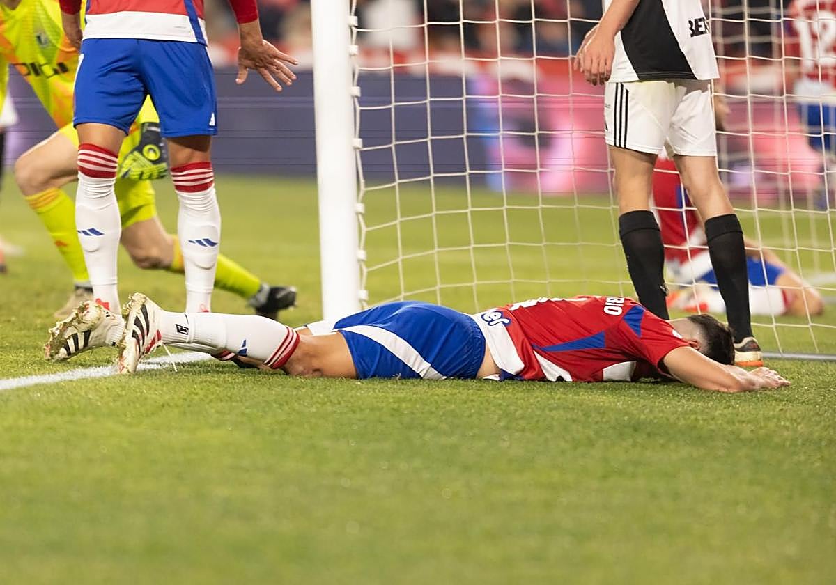 Miguel Rubio lamenta una ocasión perdida contra el Burgos.