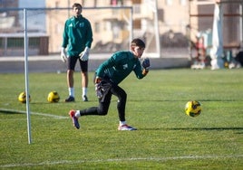 Carlos Guirao juega un balón durante el entrenamiento del primer equipo del Granada este mismo lunes.