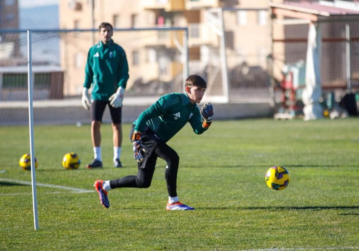 Carlos Guirao juega un balón durante el entrenamiento del primer equipo del Granada este mismo lunes.