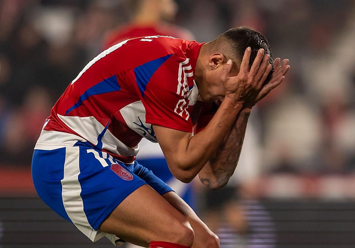 Myrto Uzuni lamenta una ocasión perdida en un partido anterior.