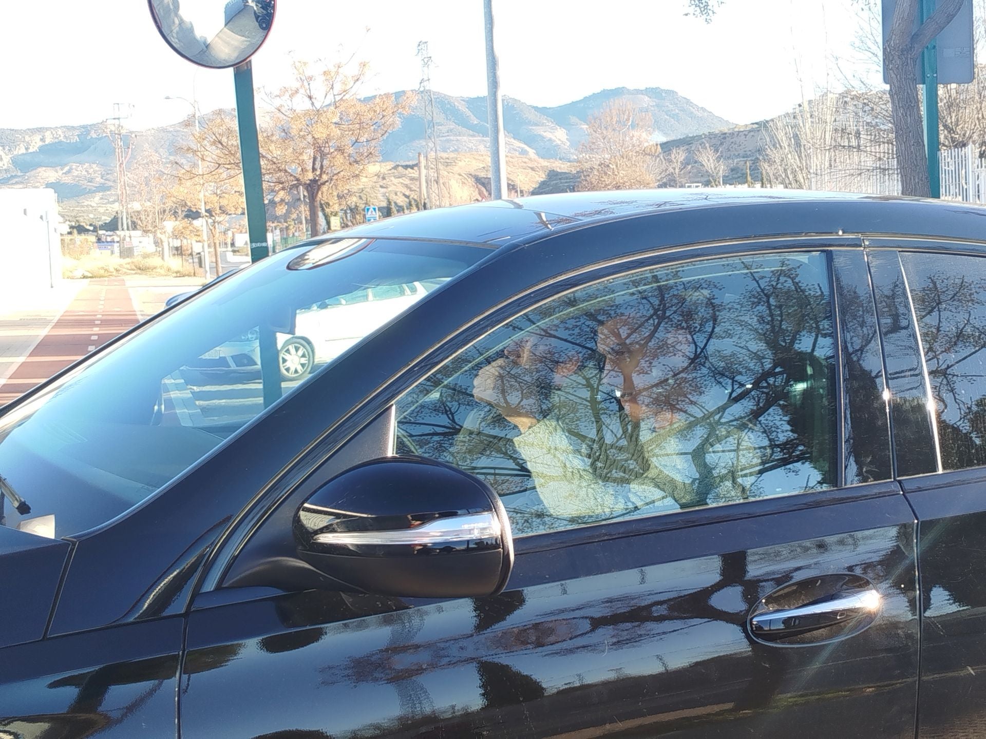 Myrto Uzuni saluda a su llegada a la Ciudad Deportiva del Granada junto a su representante.