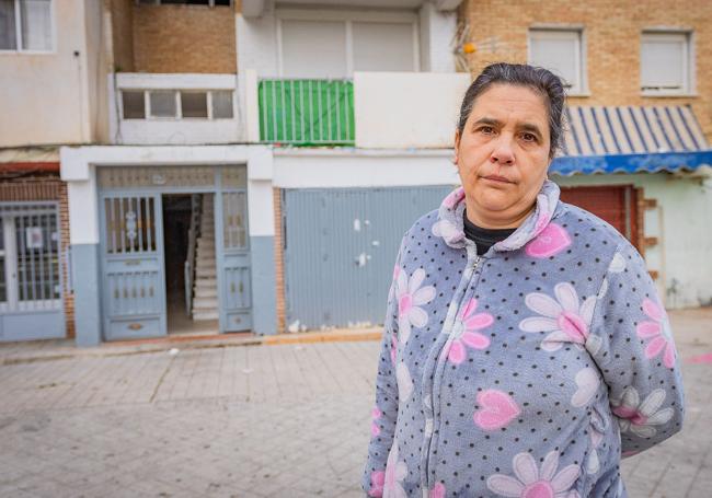 Eva, en la puerta de su edificio.