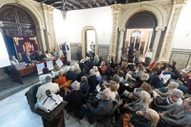 Lleno en la sala de la Subdelegación del Gobierno donde se celebró la mesa redonda impulsada por el Ateneo de Granada.