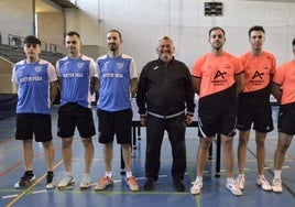 Los jugadores del Huétor Vega, de azul, antes de arrancar el choque.