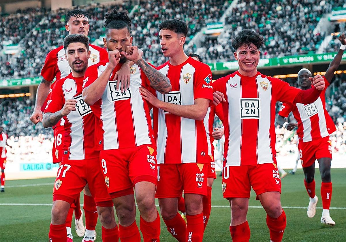 Luis Suárez celebra el gol que abrió el marcador en Córdoba para estar trece partidos sin perder.