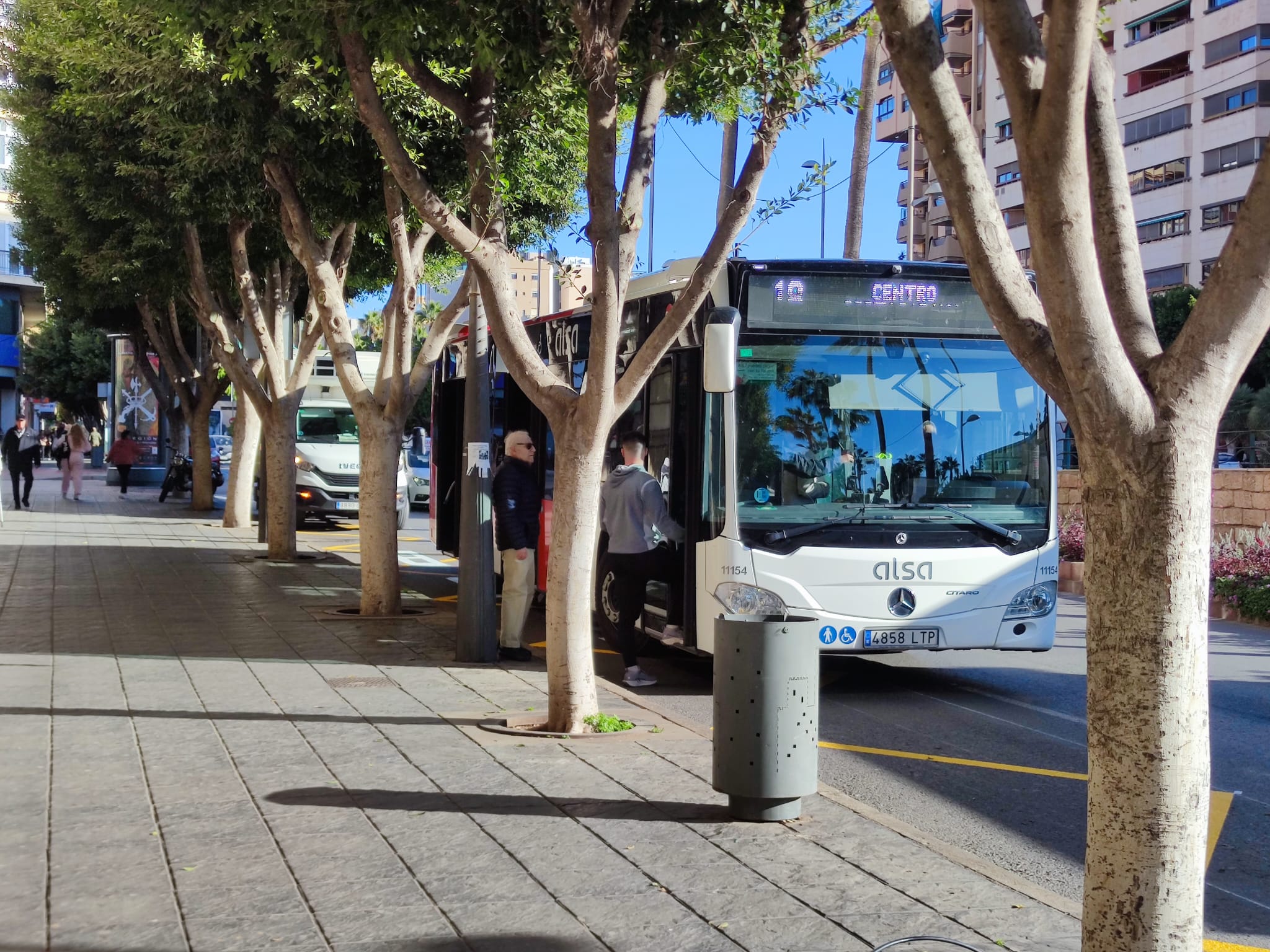 Confusión, dudas y algún que otro retraso: Así ha sido el primer día sin buses en el Paseo