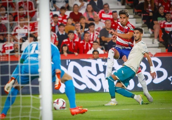 Theo Corbeanu dispara a puerta durante el derbi con el Córdoba en Los Cármenes.